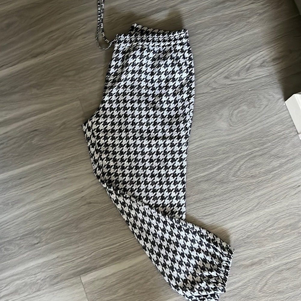 NEW black and white capri pants